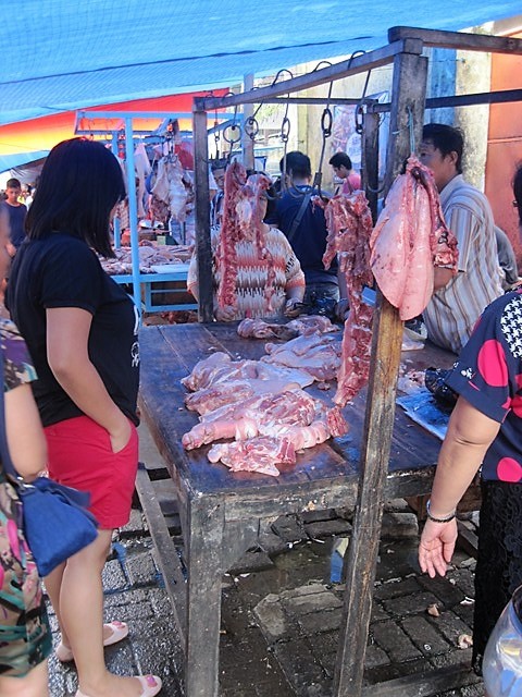 mercado indonesio puesto carne cerdo